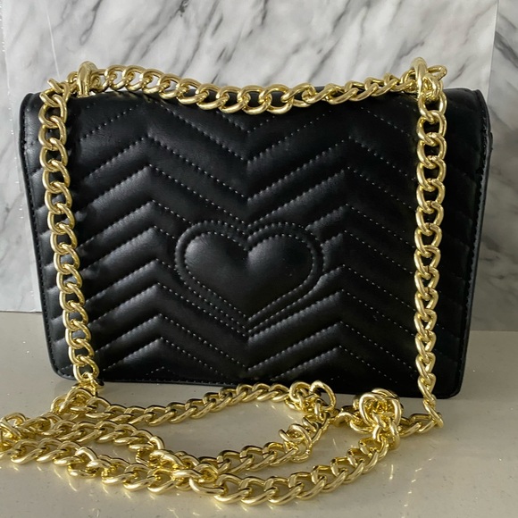 Black quilted bag with chain and horseshoe in front - Picture 5 of 10